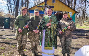 Біля каплички однієї з військових частин на Донеччині