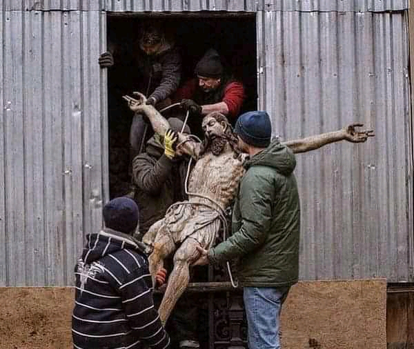 Фігуру Ісуса Христа з Вірменського собору у Львові ховають до бункера, щоби вберегти від російських обстрілів. Фото: TIM LE BERRE