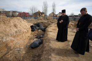 Блаженніший Святослав у Бучі біля братської могили закатованих і вбитих росіянами цивільних осіб. Фото: Департамент інформації УГКЦ